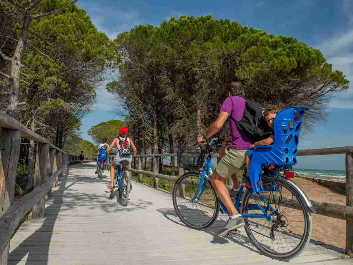 persone in bici su una ciclopista