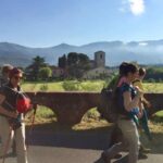 Persone in cammino da Pisa a Lucca