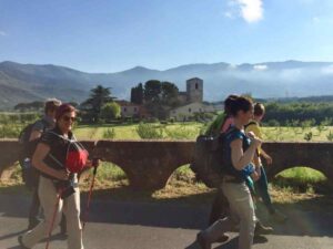 Persone in cammino da Pisa a Lucca