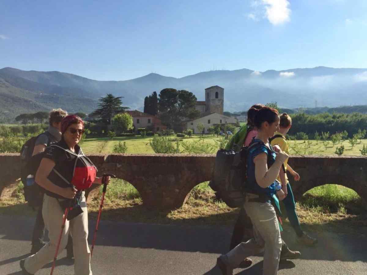 Persone in cammino da Pisa a Lucca 