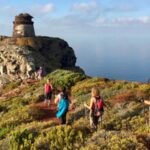 Persone che fanno trekking sull'isola di Capraia