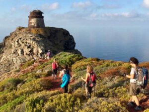 Persone che fanno trekking sull'isola di Capraia