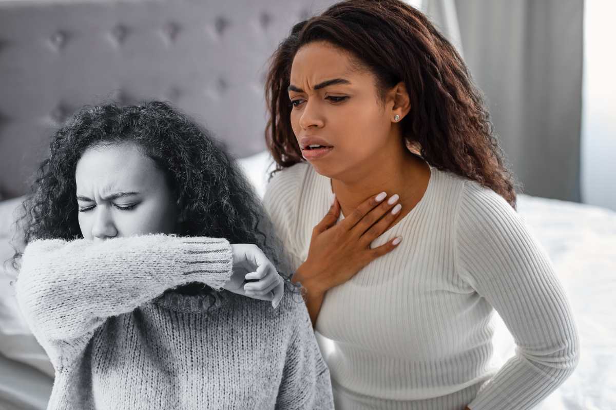 Collage ragazza in casa con la tosse a causa di candele e incensi che inquinano