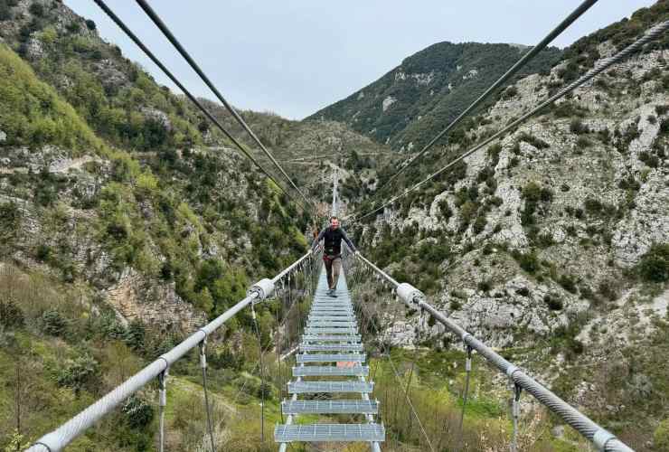 Persona sopra al ponte tibetano a Castelsaraceno, Basilicata