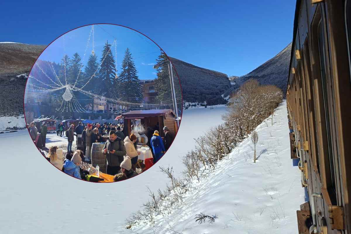 Treno sui binari e percorso innevato. Mercatino di Natale montano dentro ad una cornice