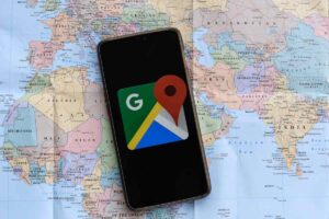 smartphone con google maps e cartina