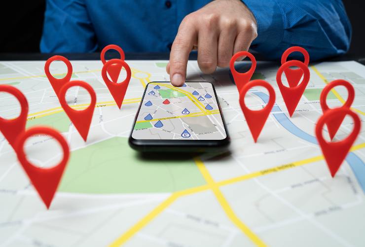 smartphone con google maps e cartina
