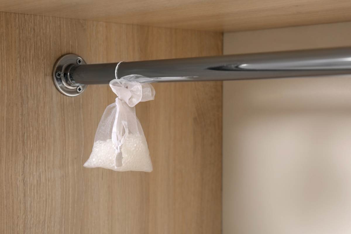 Sacchetto profumato appeso nell'armadio