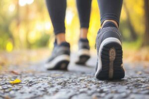 donne che camminano all'aria aperta