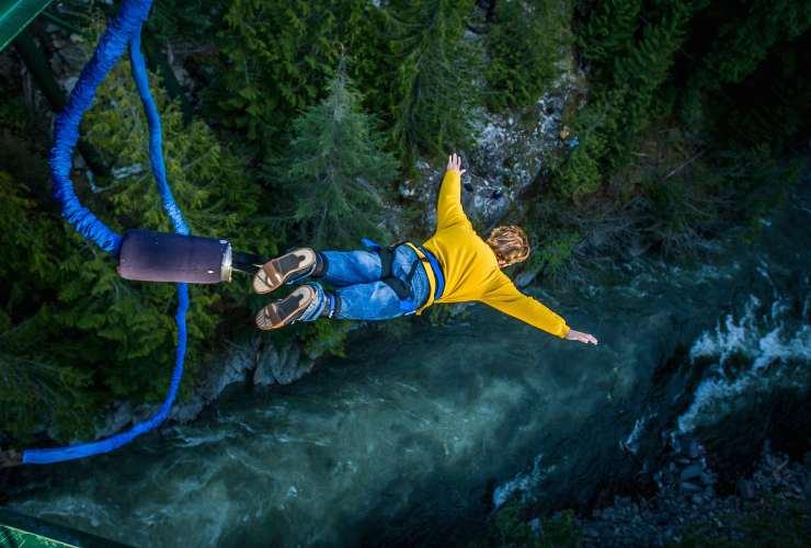 persona che fa bungee jumping