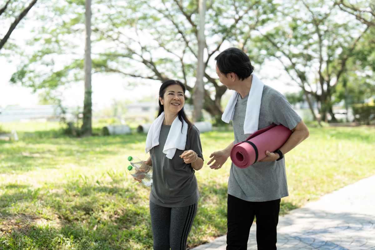 persone che camminano