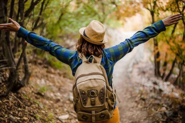 donna che cammina tra la natura