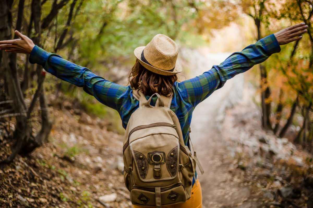 donna che cammina tra la natura
