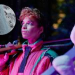 Due ragazze in tuta da sci e in evidenza una cascata di ghiaccio