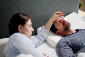 donna che vuole tappare il naso del partner con una molletta