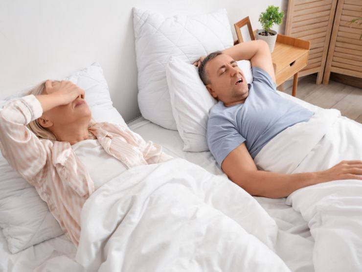 donna che non riesce a dormire perché il partner russa