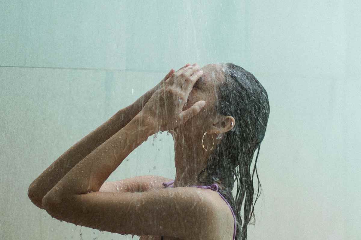 Una donna sotto la doccia