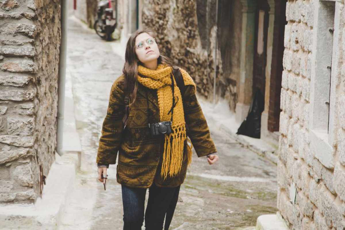 ragazza passeggia in un borgo antico