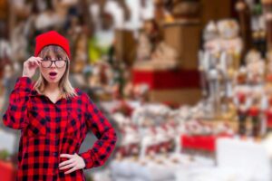 mercatino di natale e donna sorpresa a bocca aperta