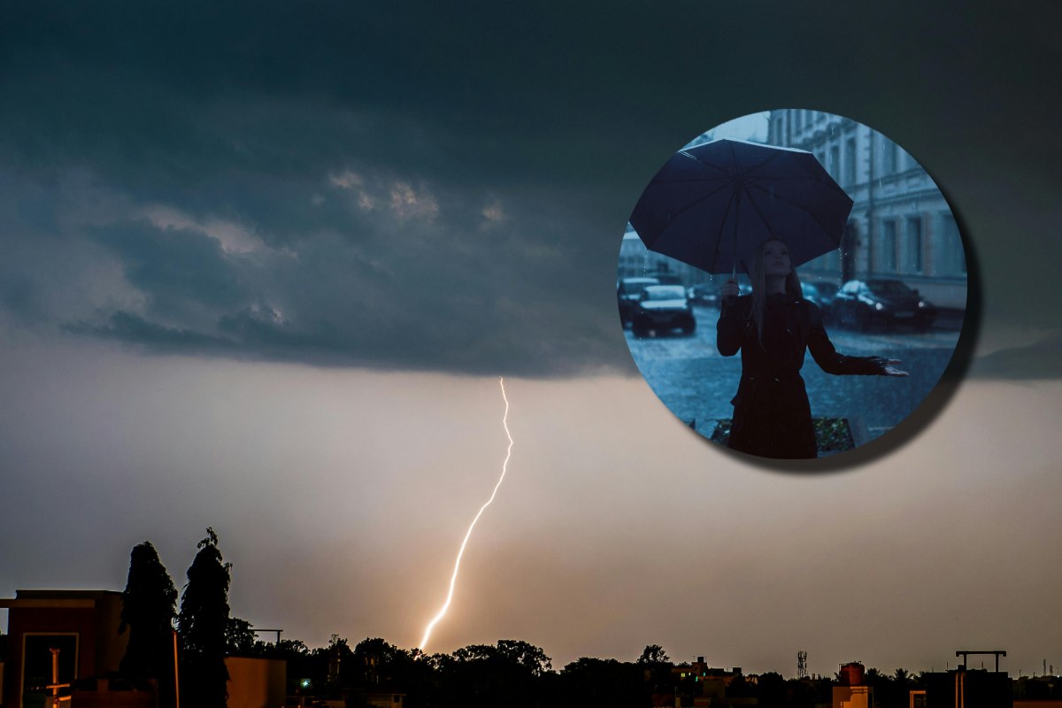 Un fulmine che colpisce la città e, in evidenza, una ragazza sotto un ombrello