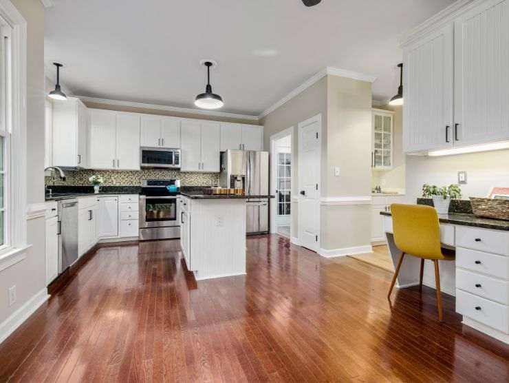 grande cucina con pavimentazione parquet