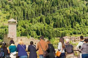 panorama di ossana e persone che lo guardano