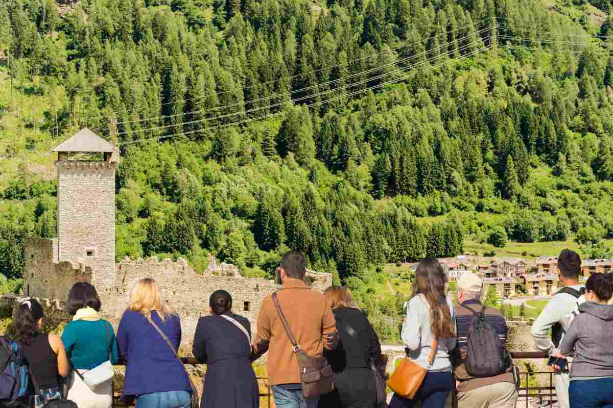 panorama di ossana e persone che lo guardano