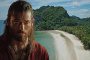 Can Yaman in Sandokan e nello sfondo una spiaggia