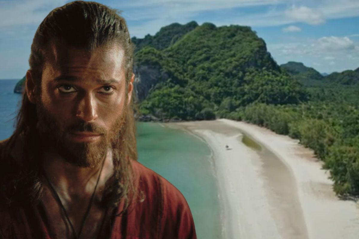 Can Yaman in Sandokan e nello sfondo una spiaggia