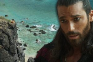 Can Yaman e una spiagga nello sfondo