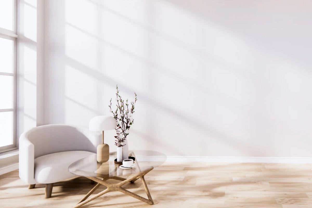 Stanza con poltrona, pianta e parquet chiaro