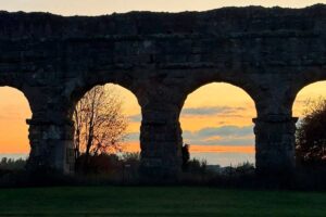 Acquedotto romano al tramonto